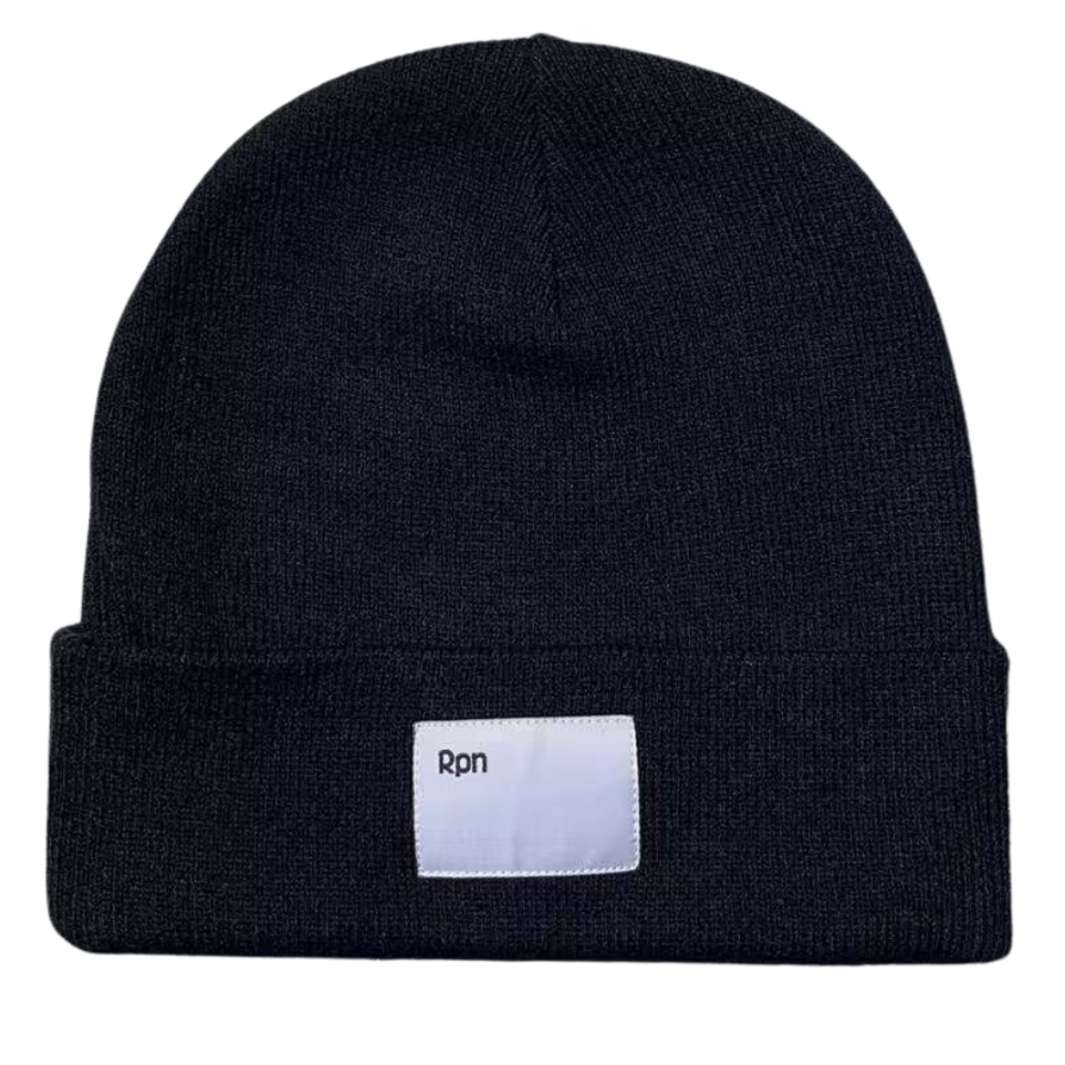Oversized beanie in black with woven label