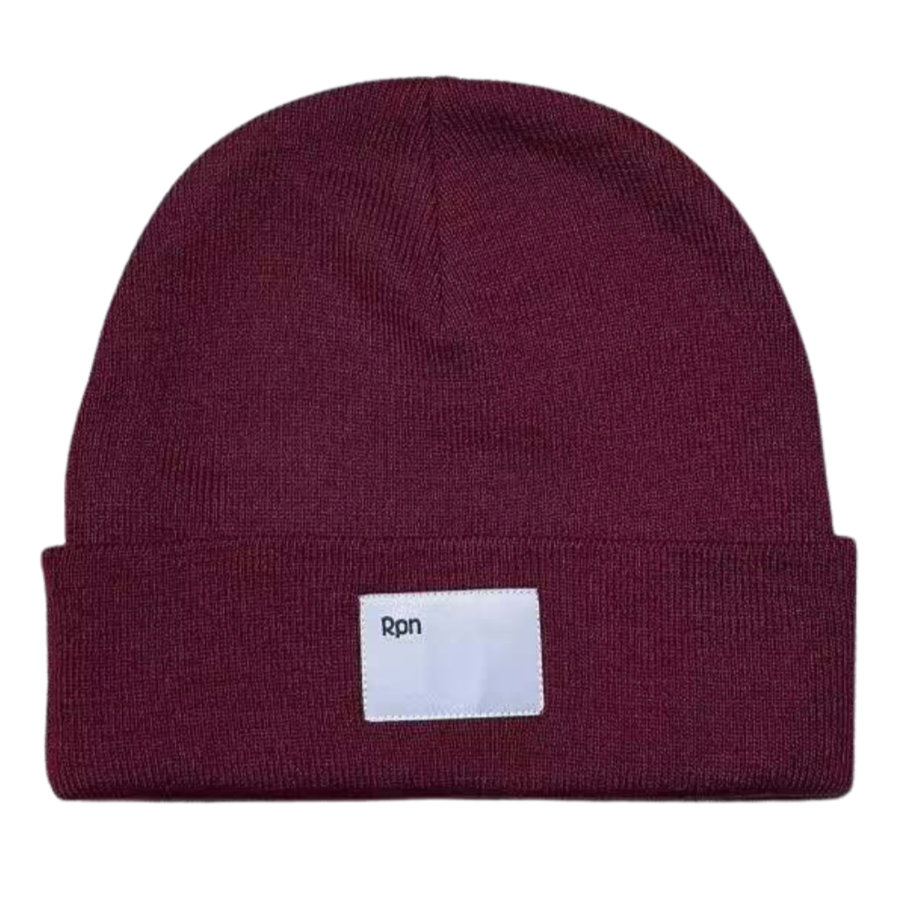 Oversized beanie in burgundy with woven label