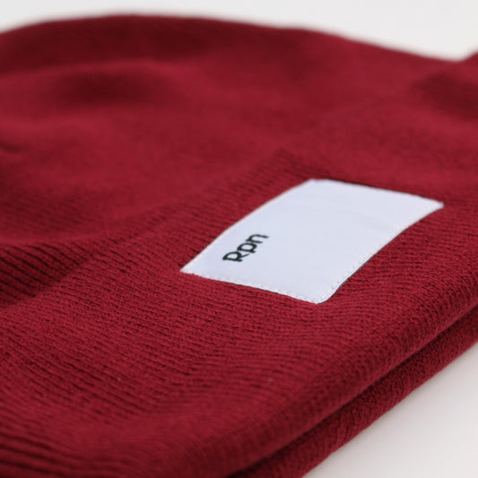 wide fit beanie in burgundy with woven label