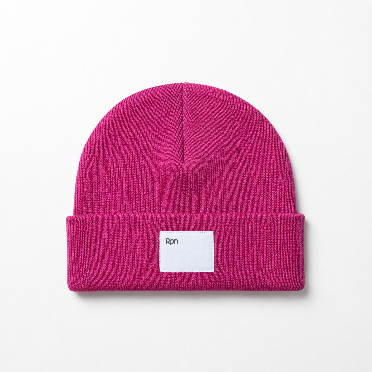 wide fit beanie in burgundy with woven label