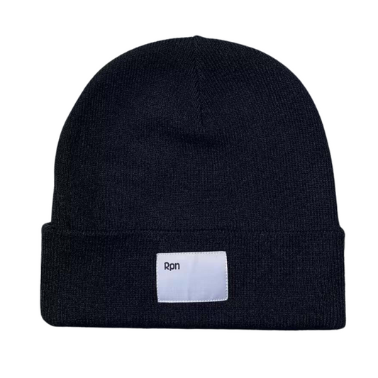 Oversized beanie in black with woven label