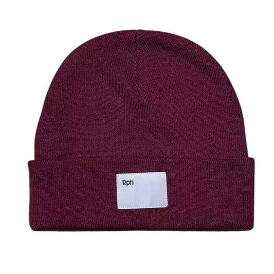 Oversized beanie in burgundy with woven label