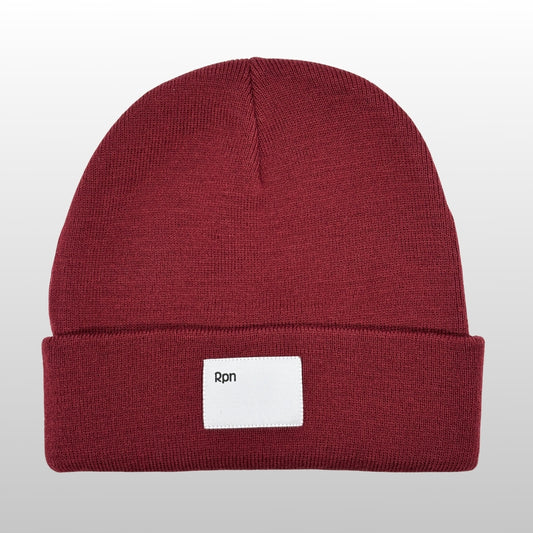beanie in burgundy with woven label